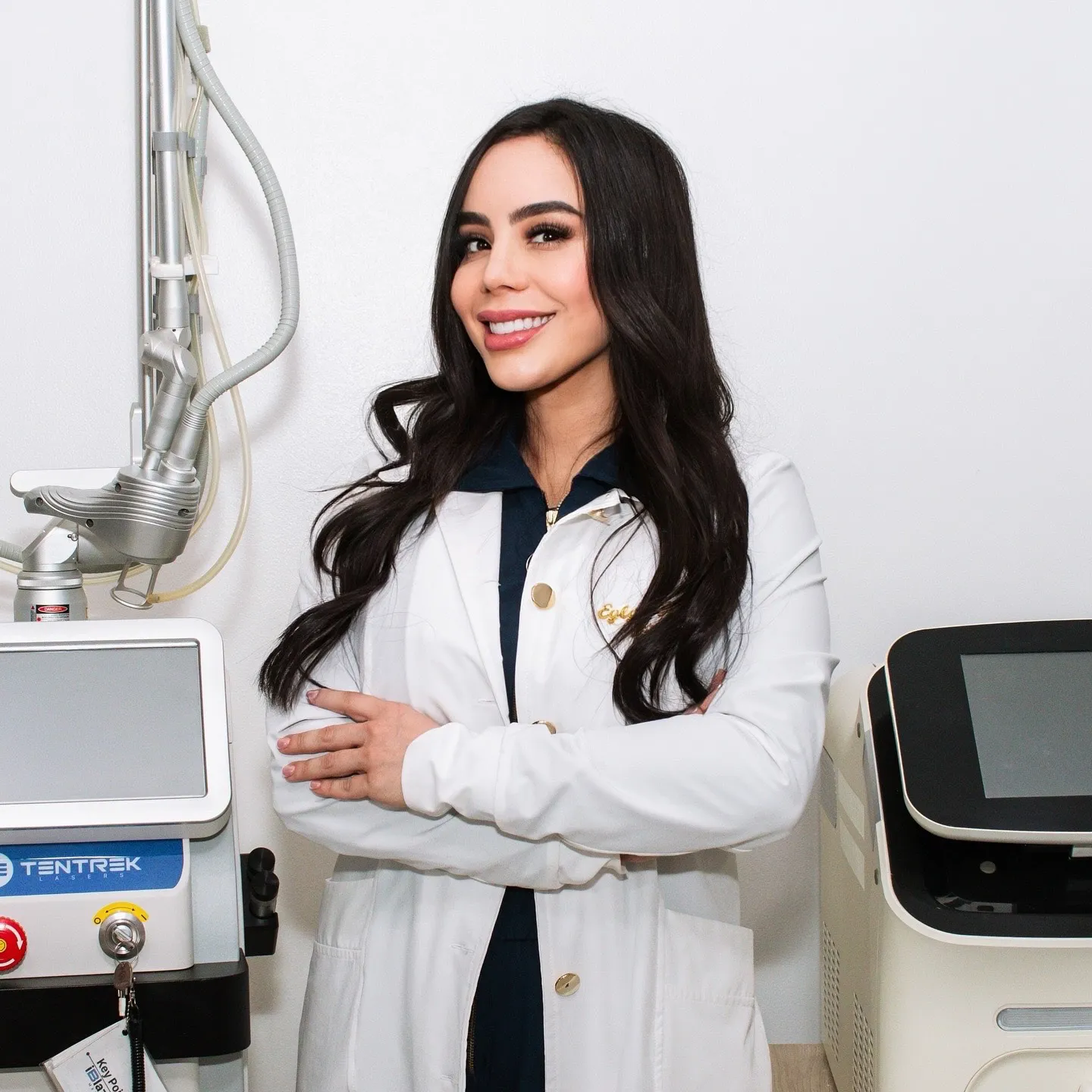 Eylyn Moreno junto al equipo de láser CO2 fraccionado